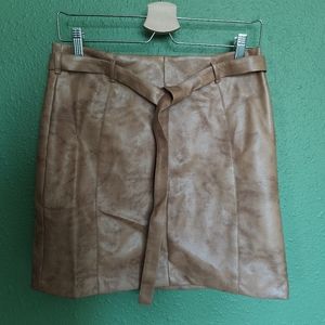GUC BCBGENERATION FAUX LEATHER BELTED SKIRT IN SIZE 8